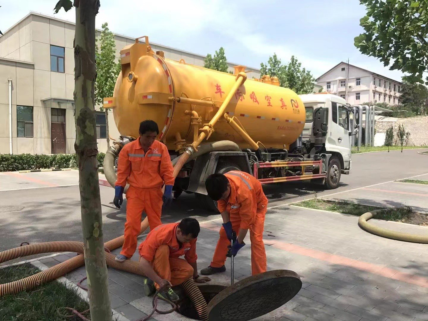 柳林管道疏通车停在窨井附近